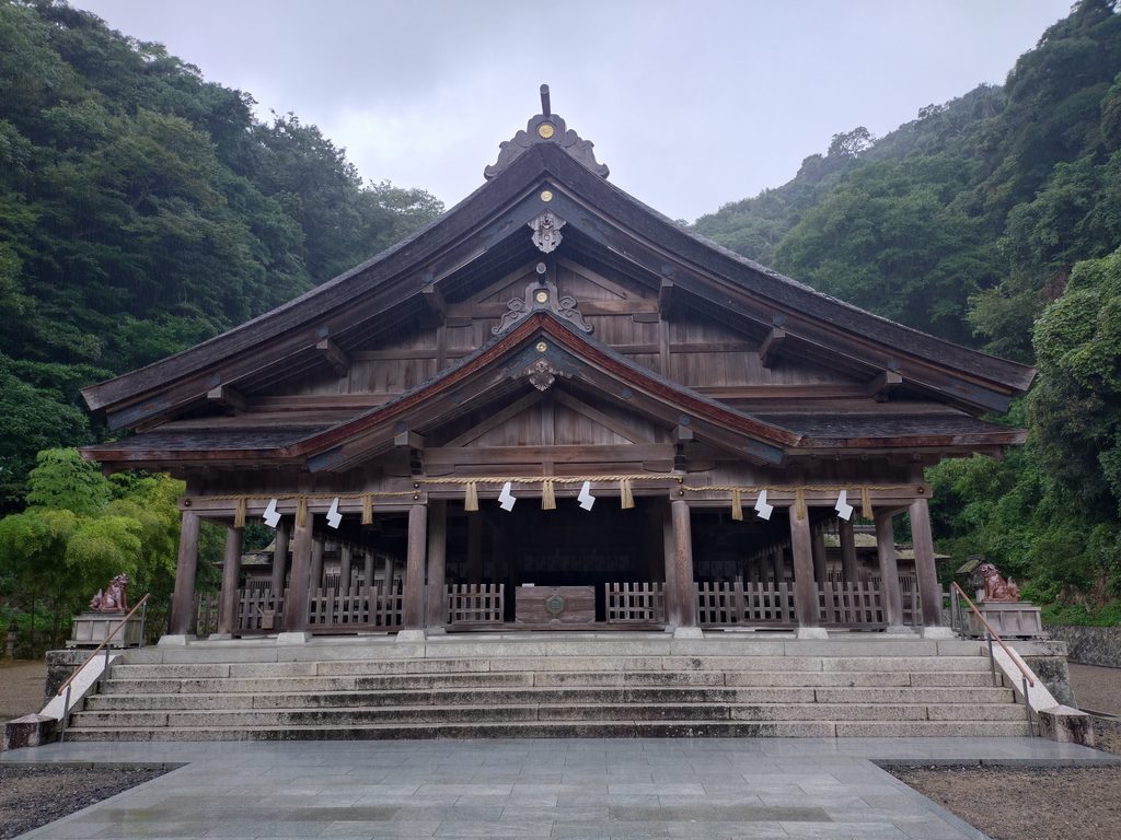 港町の爽やかな風が吹き抜ける、美保神社の重厚な拝殿
