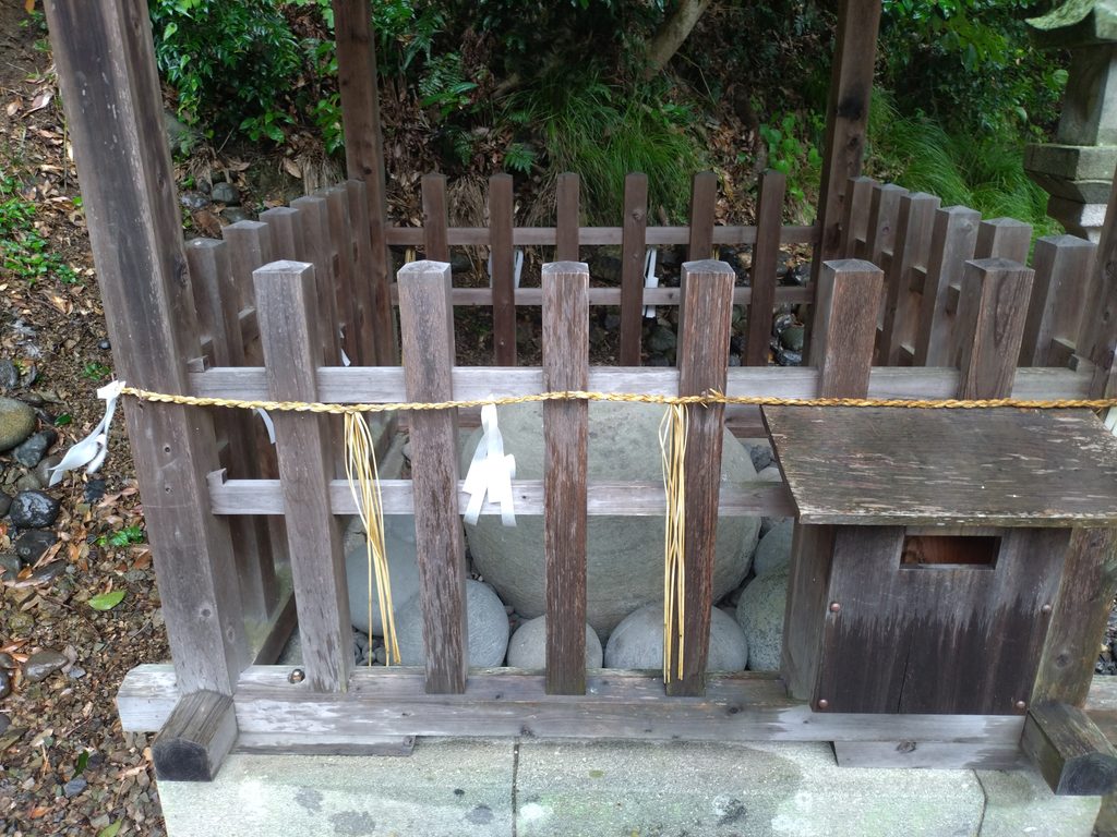 2つの大社造りが並ぶ珍しい建築様式、美保神社の境内の様子