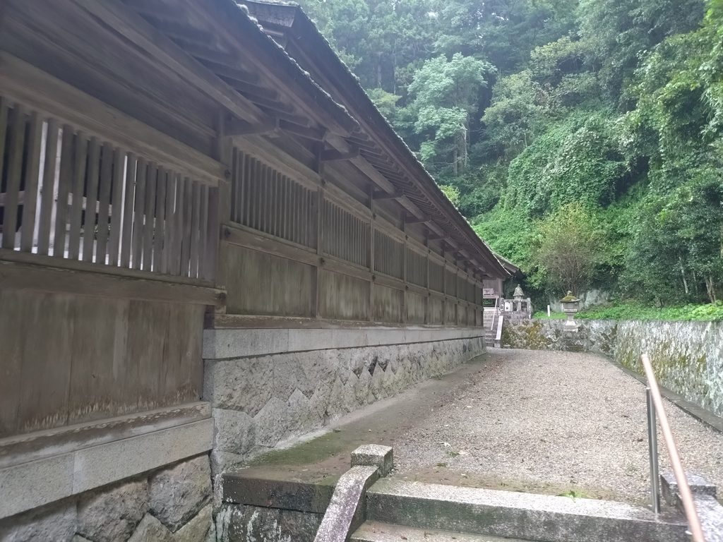 拝殿の奥に見える、国の重要文化財「比翼大社造り(美保造り)」の本殿