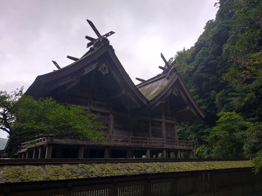 2つの大社造りが並ぶ珍しい建築様式、美保神社の本殿裏側からの様子