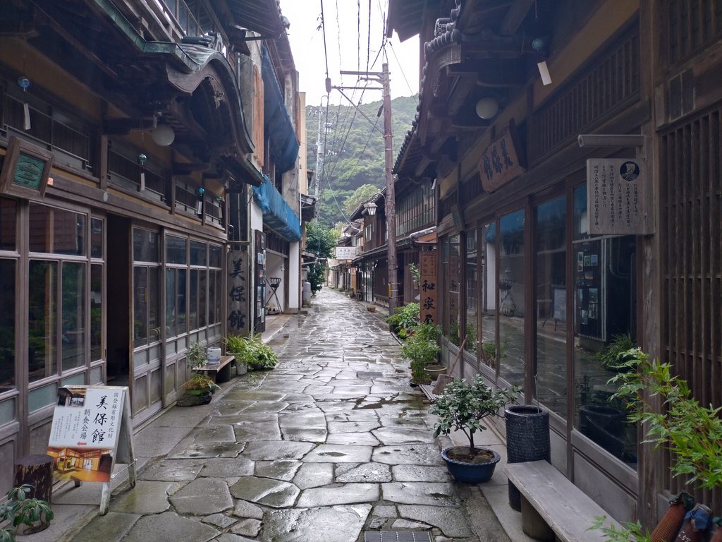 海から切り出された青石がびっしりと敷き詰められた歴史ある青石畳通り