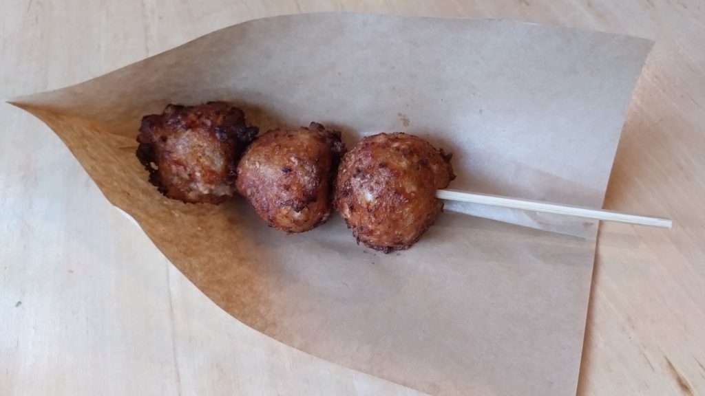 注文を受けてから焼き上げた、香ばしい手作りのいか団子串