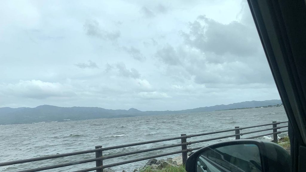 まるで海の上を走っているような、中海の堤防道路(大根島・江島)の風景