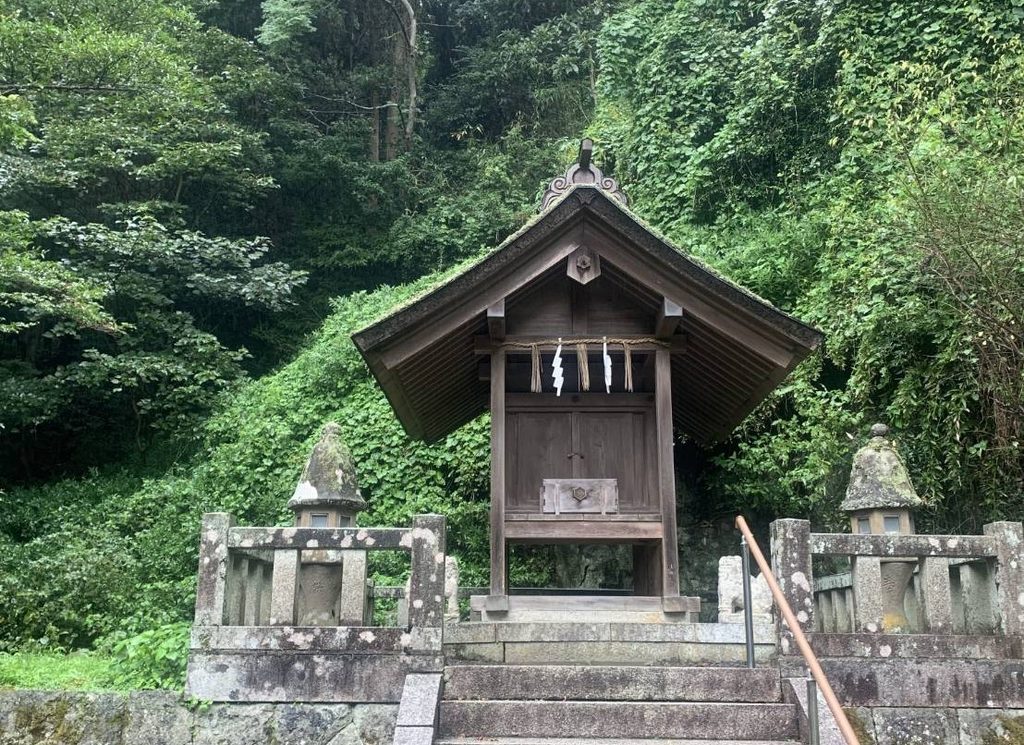 2つの大社造りが並ぶ珍しい建築様式、美保神社の本殿裏の様子