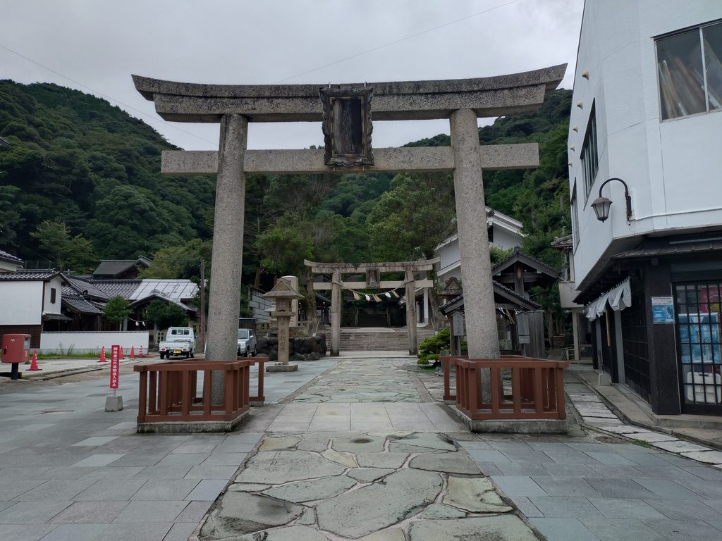 美保神社の歴史ある一の鳥居と参道の様子