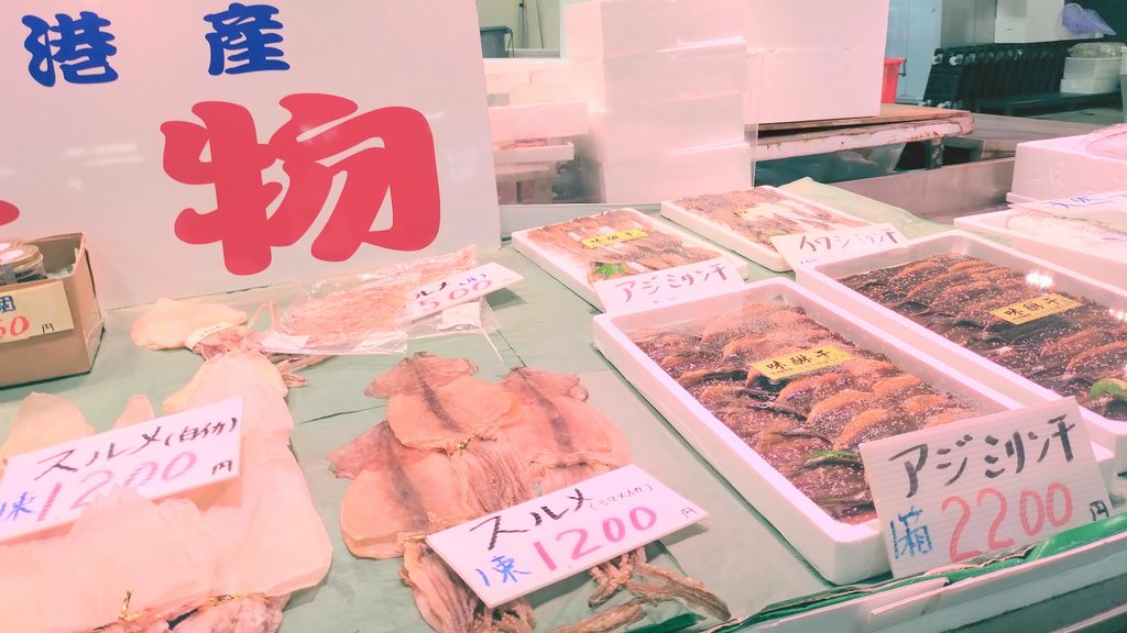 活気あふれる鳥取県「境港水産物直売センター」の館内に並ぶ新鮮な魚介類や加工品