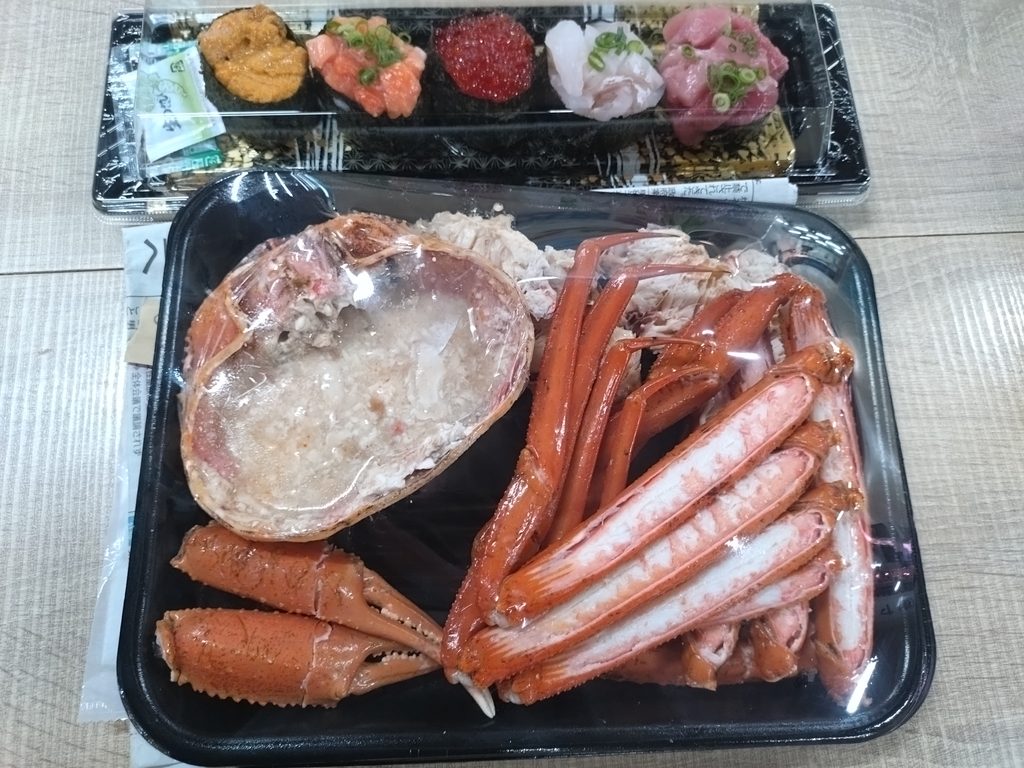 新聞紙を広げたテーブルでいただく、みずみずしい紅ズワイガニとお寿司のランチ