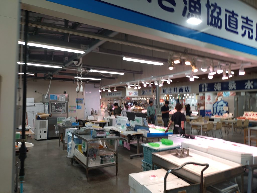 活気あふれる鳥取県「境港水産物直売センター」の館内の様子