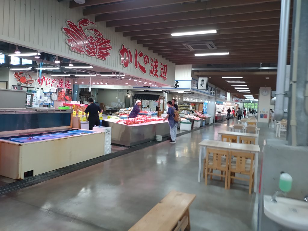 活気あふれる鳥取県「境港水産物直売センター」の館内の様子