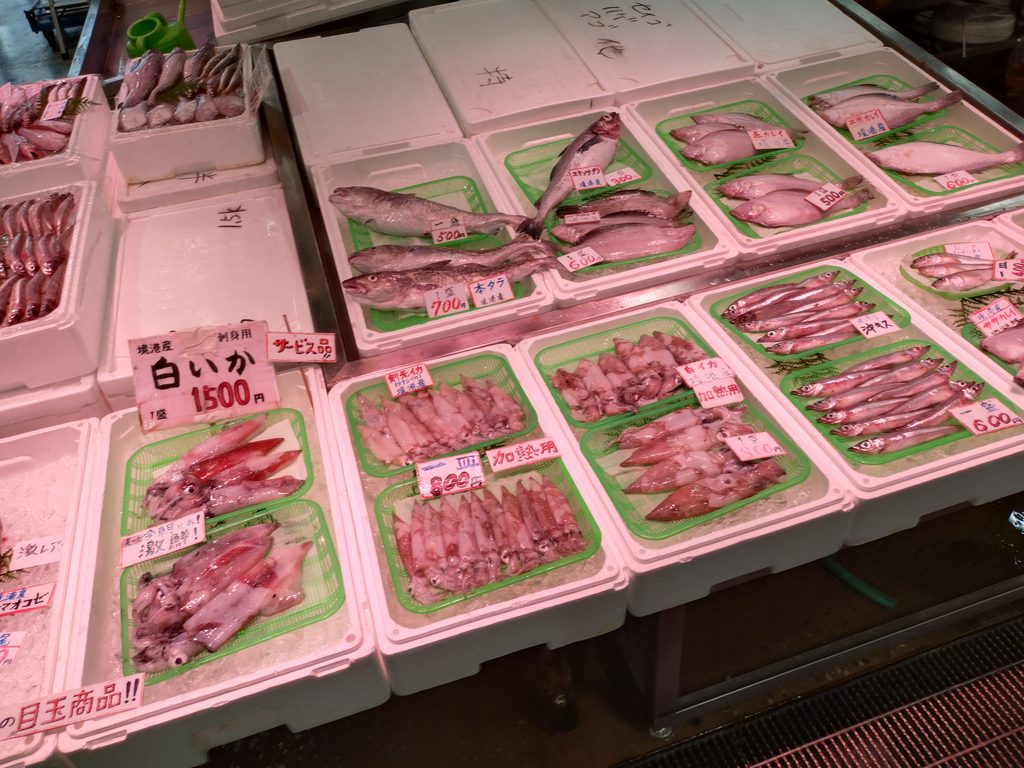 活気あふれる鳥取県「境港水産物直売センター」の館内に並ぶ新鮮な魚介類や加工品